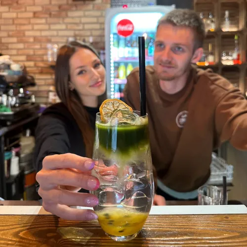 S letom prichádza aj naše LETNÉ DRINK MENU 🫶🏼 Hitom bude určite táto PASSION FRUIT MATCHA 👀💚 Ochutnáš vo všetkých STREETOCH 🫶🏼 BB🖤ZA🤍NR🩷

#streetfoodieBB #foodloversbb #BanskaBystrica #matcha